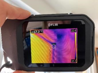 Das Bild zeigt die Gebäudethermografie einer Raumecke